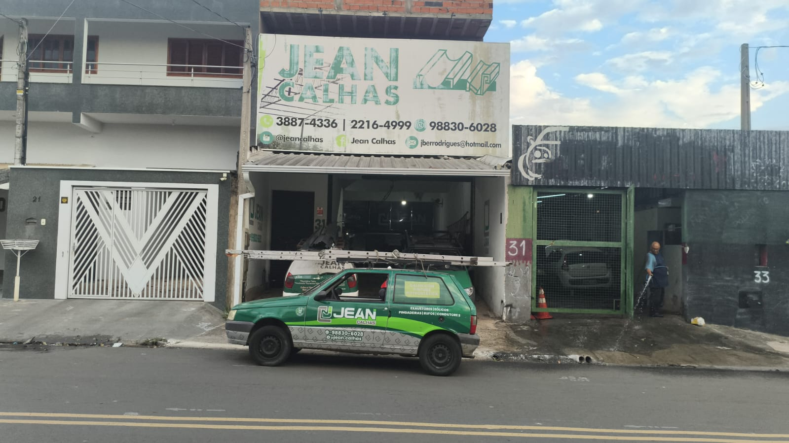 Veículo de atendimento em frente à Jean Calhas
