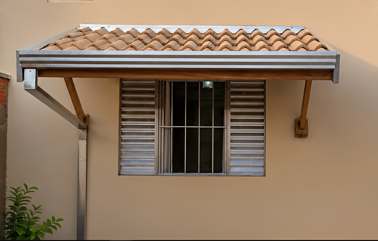 Calha metálica instalada em telhado residencial